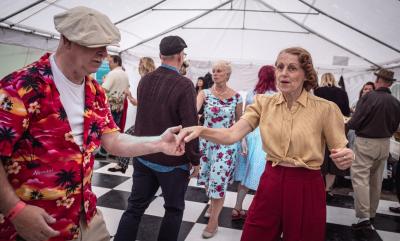 Vintage 40s dancers